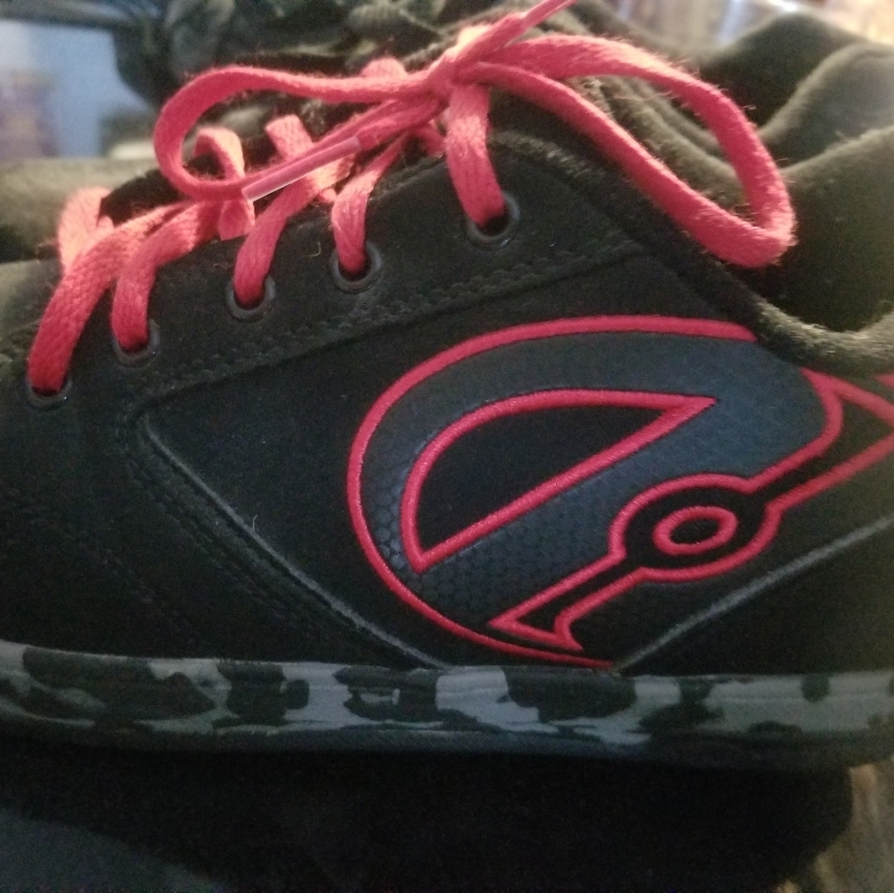 Youth Heeley sneakers sz7